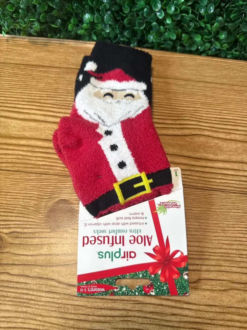 NWT Airplus Aloe Infused Fuzy Christmas Santa Socks Great Womens Gift Size 5-11